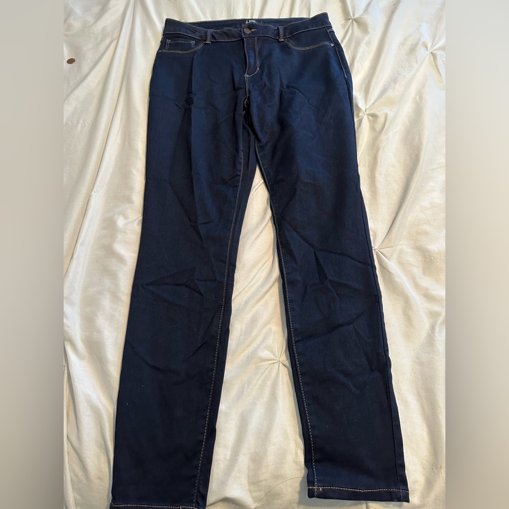 Woman’s dark wash d.jeans